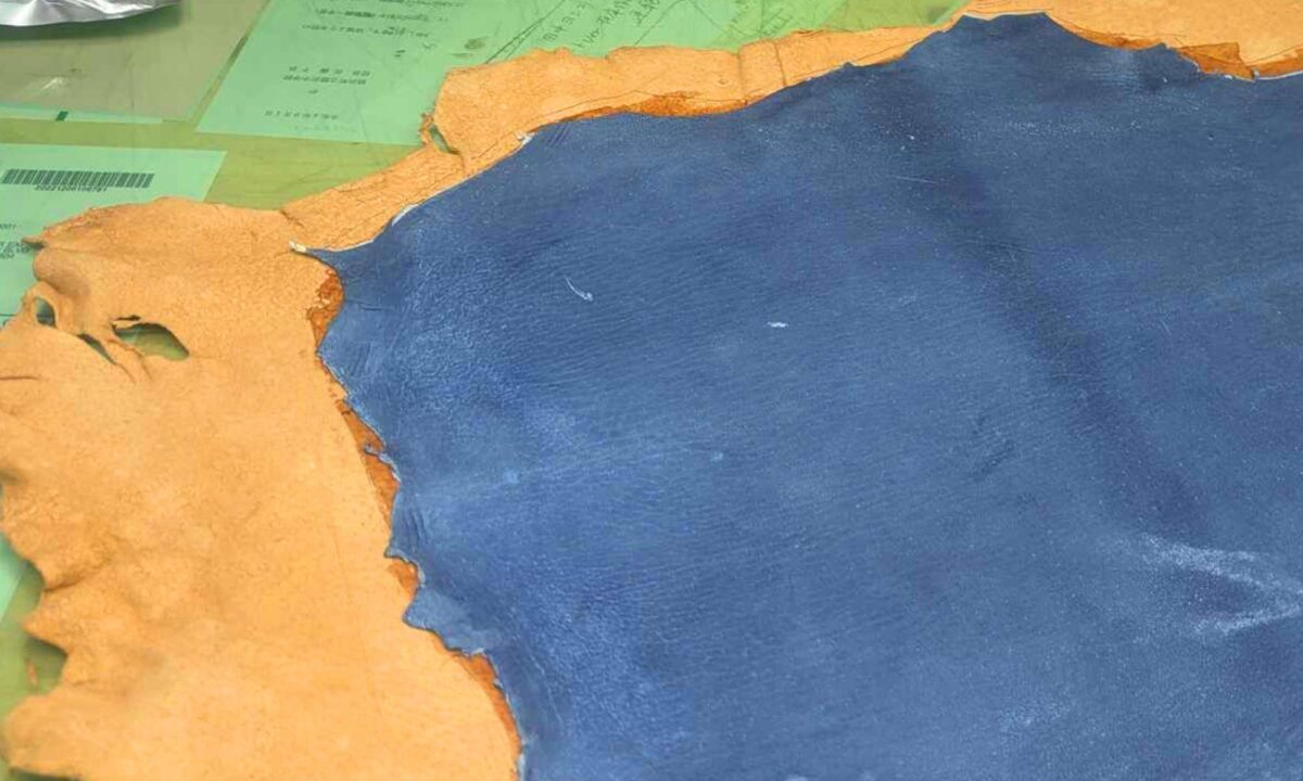 染めの入った革